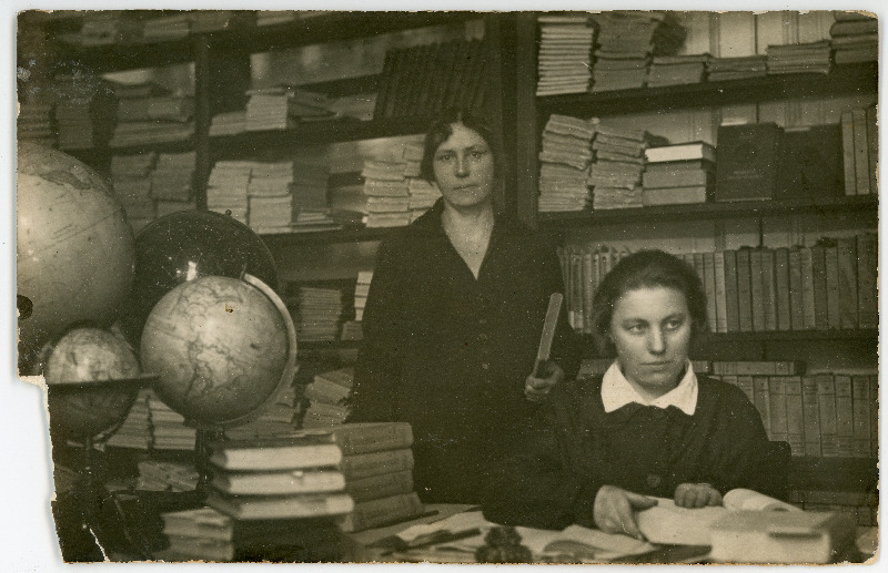 Marchlewski -nimelise Lääne Vähemusrahvuste ülikooli raamatukogu. Kabinetis on Lidemann ja Alma Niineberg-Link