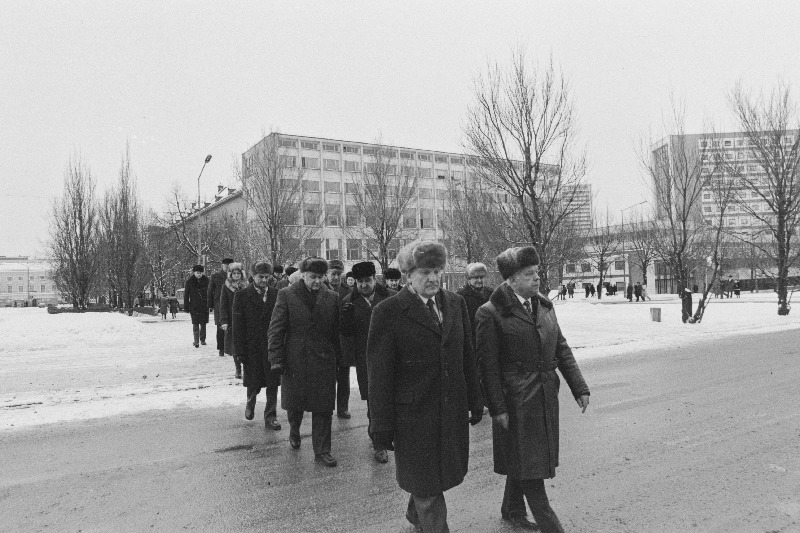 Läti NSV ja Eesti NSV vahelise sotsialistliku võistluse lepingule allakirjutamisest osavõtjad V. I. Lenini mälestussambale lilli toomas. Esiplaanil LKP Keskkomitee esimene sekretär A. Voss (vasakul) ja EKP Keskkomitee esimene sekretär K. Vaino.