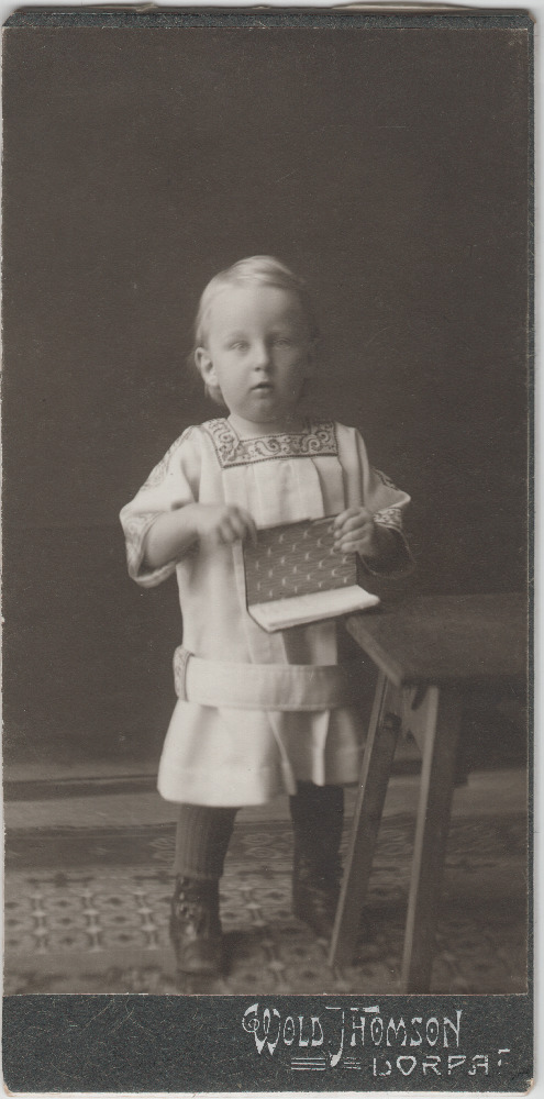 Stuudiofoto lapsest, võimalik, et üks Tõnissonide vanematest poegadest - Ilmar või Heldur Tõnisson