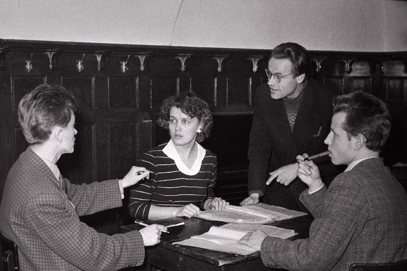 J. Geraskina näidend Tee ellu J. Tombi nimelise Isetegevusliku Teatri esituses. Vasakult: Ljonja - Toomas Kalmet, Paola - Viive Aamissepp, Sergei - Ago Kivi ja Vanja - Teet Kallas.