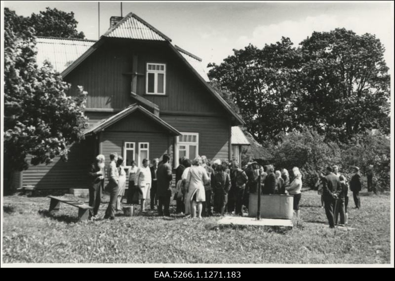 Ajalooarhiivi rahvas A.H. Tammsaare majamuuseumi ees Vargamäel