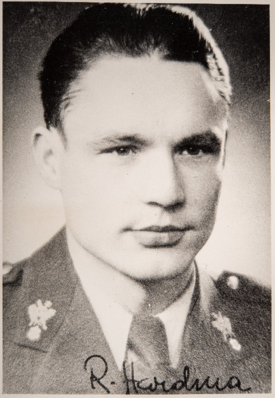 Eesti Vabariigi Sõjaväe Tehnikakool. Suurtükiklassi lõpetanud nooremleitnantide portreefotod. Richard Aardma (1913-1974).
