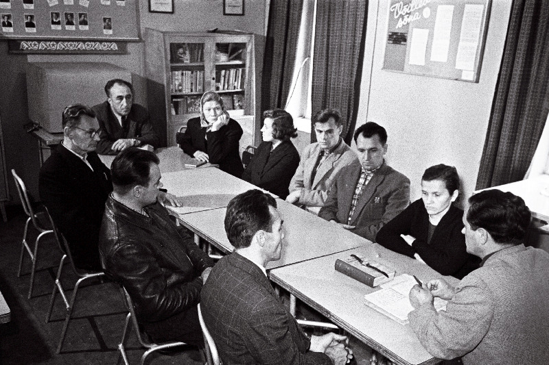 Vabriku Keila NLKP ajaloo õpiringi esimesel õppusel. Paremalt esimene propagandist Ilja Livtšits.