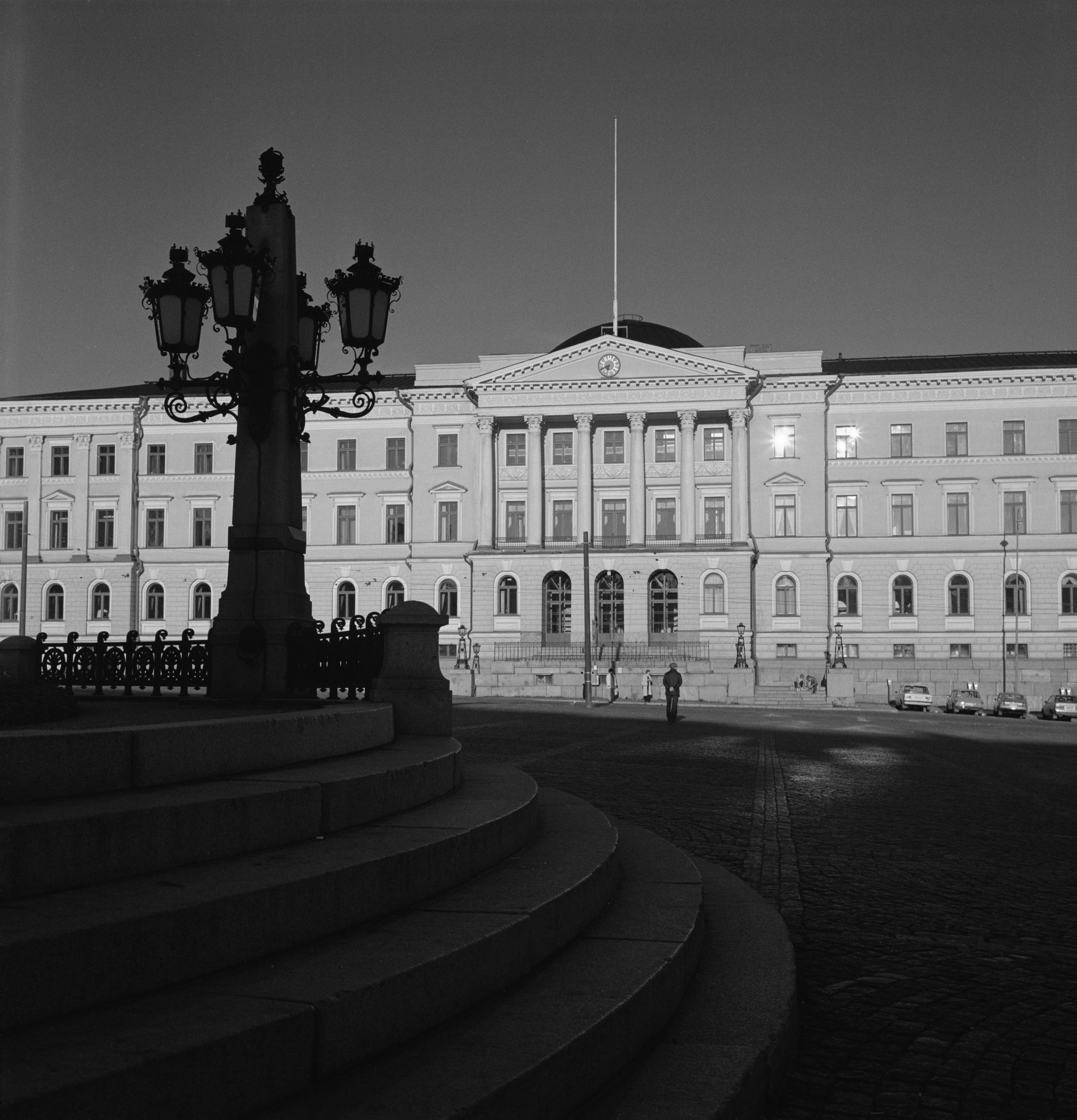 {'fi': 'Valtioneuvoston linna, Snellmaninkatu 1. Aleksanteri II ;n muistopatsaaseen kuuluva lyhty.', '_type': 'lang'} - Valtioneuvoston linna, Snellmaninkatu 1. Aleksanteri II ;n muistopatsaaseen kuuluva lyhty; negatiivi, filmi, mv