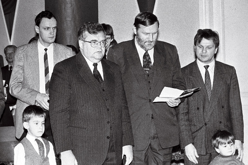 Riigikogu aseesimees Edgar Savisaar koos pojaga (vasakult), Riigikogu liikmed Olav Anton ja Küllo Arjakas Arukülas Eesti riigitegelase  Kaarel August Eenpalu (peaminister 1938-1939)  tütretütre Anne Eenpalu Hellama talus korraldatud rahvapeol.