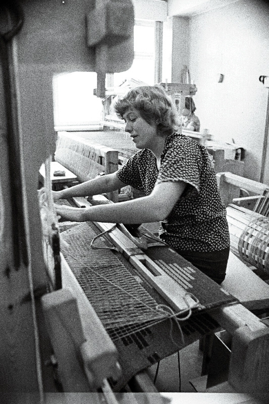 Teeninduskombinaadi "Harju" kuduja Milvi Lilleleht töötamas.