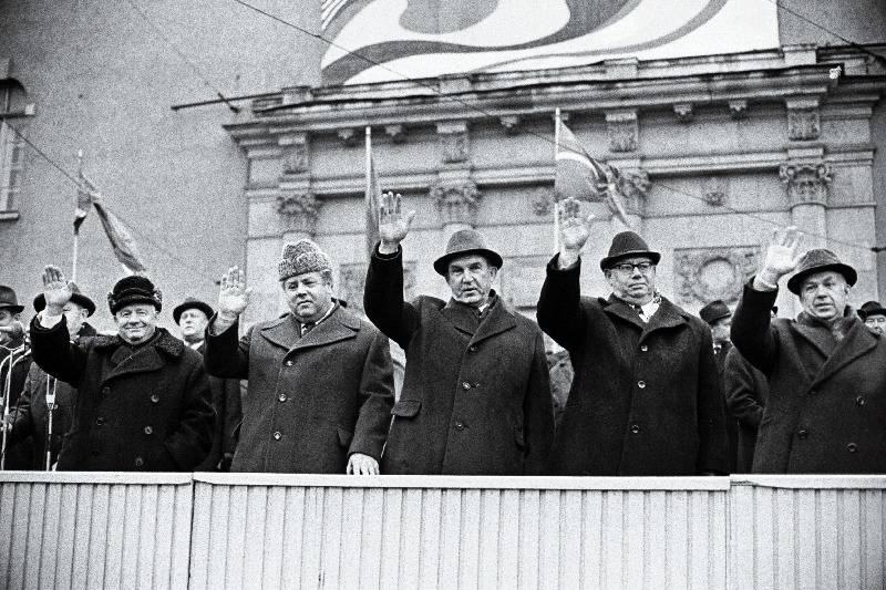 Eestimaa Kommunistliku Partei Keskkomitee esimene sekretär J. Käbin (vasakult), Eesti NSV Ülemnõukogu Presiidiumi esimees A. Vader, Eesti NSV Ministrite Nõukogu esimees V. Klauson, Eestimaa Kommunistliku Partei Keskkomitee teine sekretär K. Lebedev ja Eestimaa Kommunistliku Partei Keskkomitee sekretär K. Vaino Suure Sotsialistliku Oktoobrirevolutsiooni 55. aastapäeval töötajate demonstratsiooni tervitamas.