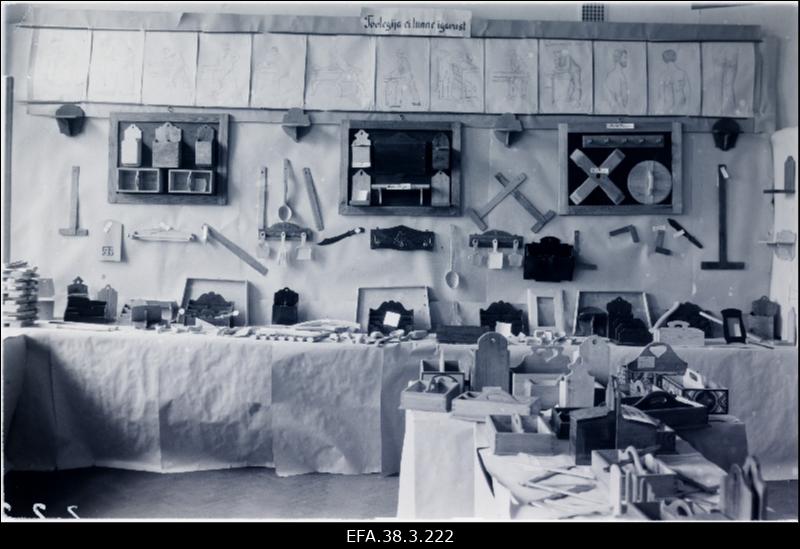 Kutsekoolide õpilastööde näituse väljapanekuid.