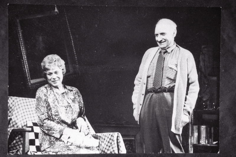 Stseen D.L. Coburn’i komöödiast Džinnimäng Los Angelesi Eesti Teatri näitlejate esituses. Osades esinevad Astra Shore Fonsia Dorsey’na ja Johannes Nukk Weller Martini’na.