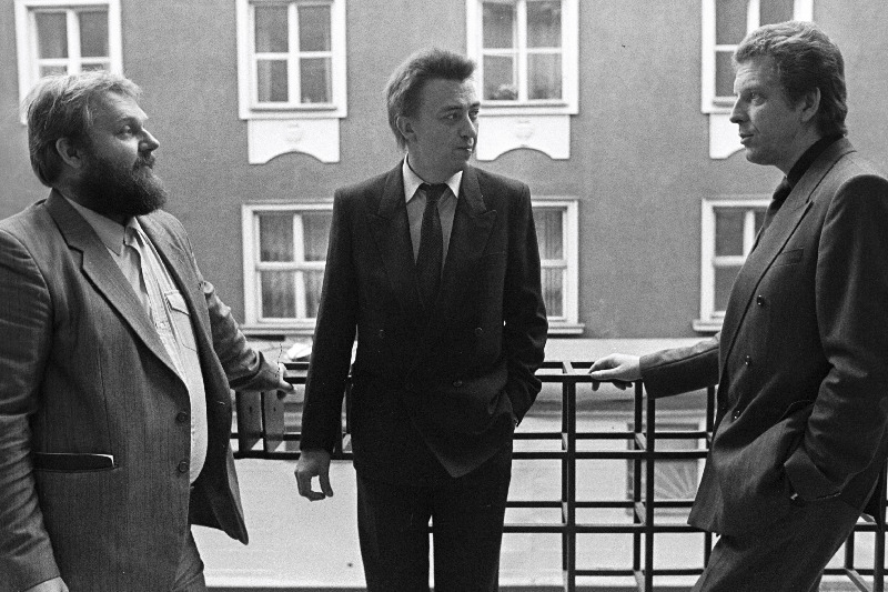 Eesti NSV Kunstnike Liidu XVIII kongressi vaheajal vestlevad (vasakult) Heitti Polli, Tiit Jürna ja Mart Peri.