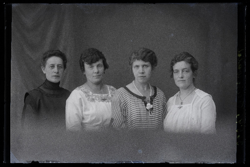 Grupp naisi, (foto tellija Reinvald).