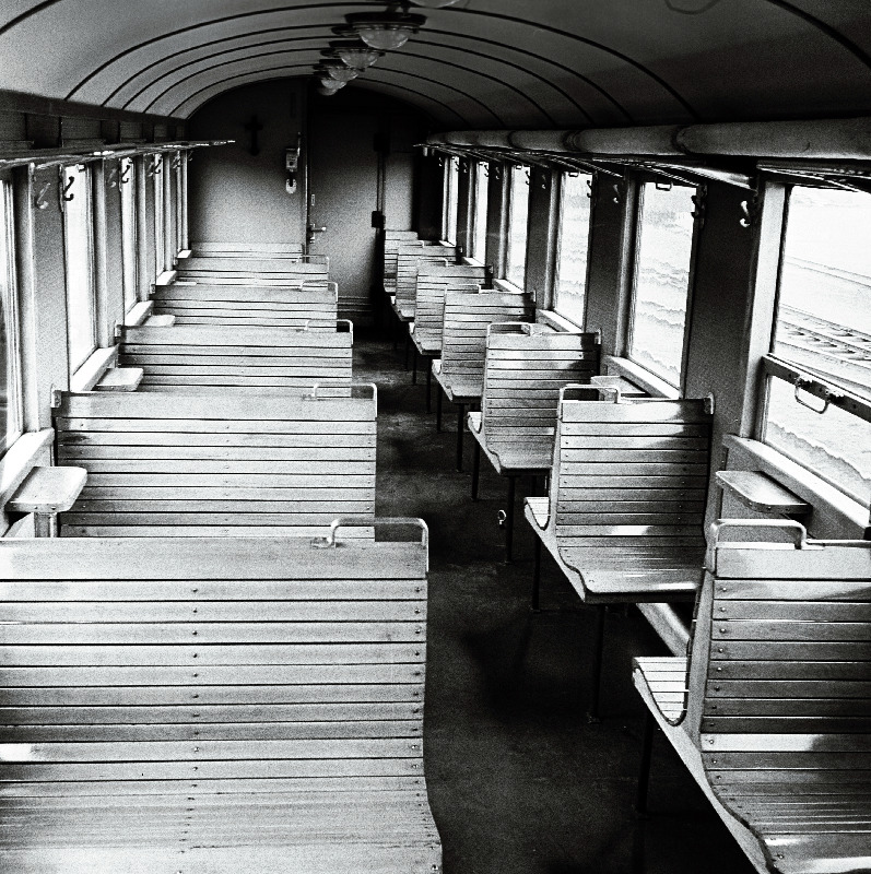 Reisivaguni sisevaade. Kitsarööpmelise täismetalse (Wroclawis, Poola RV ehitatud) reisivaguni sisevaade. Eestis olid kasutusel aastail 1957-1974.