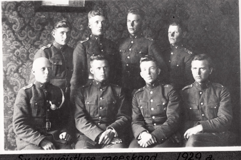 Eesti Vabariigi armee III diviisi spordivõistlustel 1. kohale tulnud Scoutspataljoni sv. viievõistluse meeskond, I reas (vasakult): vanemallohvitser Ahven, nooremleitnant Soomer, nooremleitnant Vahar, veltveebel Rull; II reas: nooremallohvitser Verbak, nooremallohvitser Ploompuu, nooremallohvitser Tuisk.