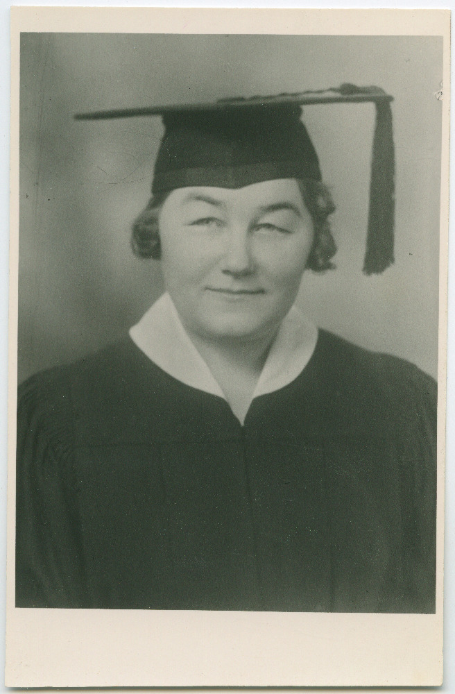 Portree Eliisabet Juudasest (Elisabeth Judas) ülikooli lõpetamise riietuses. Pöördel kiri Jaan Tõnissonile