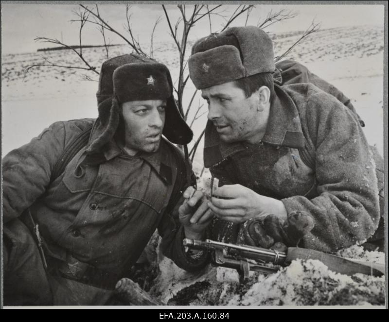 Kaader filmistuudio Tallinnfilm mängufilmist Inimesed sõdurisinelis.