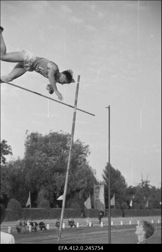 ENSV esivõistlused kergejõustikus.