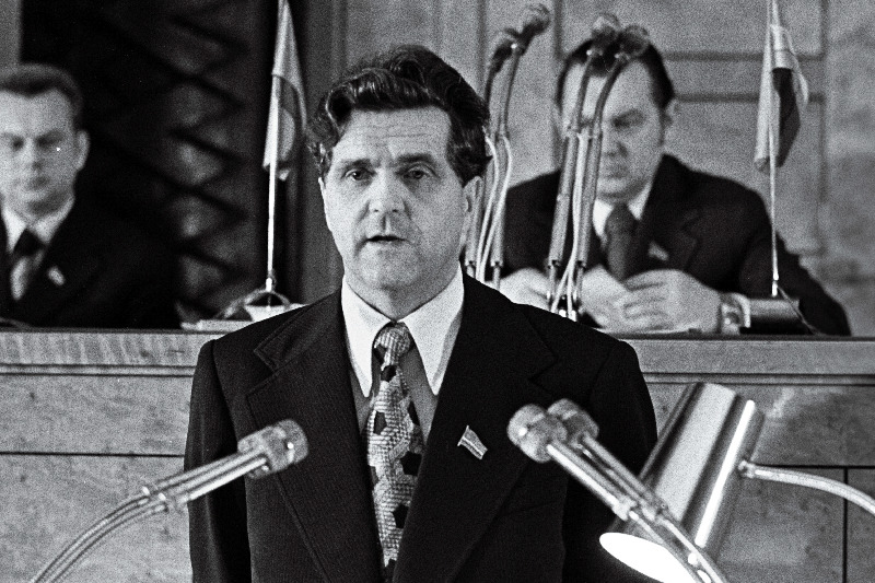 Eesti NSV Ülemnõukogu üheksanda koosseisu neljanda istungjärgu vaheajal vestlevad (paremalt) ENSV Ülemnõukogu juhataja J. Lott, ENSV Ülemnõukogu juhataja asetäitja E. Ehala ja puuvillakombinaadi "Balti Manufaktuur" kuduja Z. Agafonova.