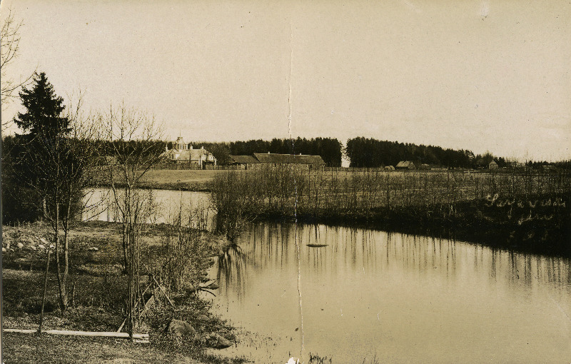 Vaade üle paisjärve Sarja villavabriku omaniku elumajale, Palmi lossile ja kõrvalhoonetele.