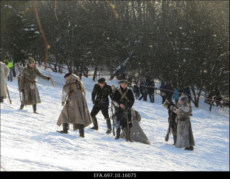 Taaslavastuslahing Viimsi mõisa pargis. Etendatakse Vabadussõja lahingut.