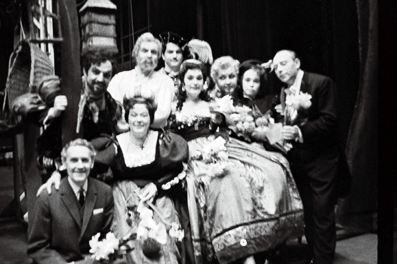 RAT “Estonia” näitlejad pärast G.Verdi ooperi “Rigoletto” etendust laval. Esireas vasakult 1. lavastaja Paul Mägi.
