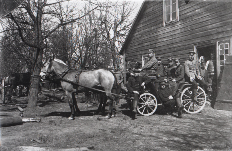 Vabadussõda. 3.Diviisi ülema käsundusohvitser leitnant Aleksander Jostmann (vankri tagaistmel vasakul) ja diviisiülema adjutant alamleitnant Aleksander Schäffer (Are Seliste) (vankri tagaistmel paremal) 1.Suurtükiväepolgu 3.patarei staabihoone ees Salisburgis (Väike-Salatsi, Mazsalaca). A.Schäfferi selja taga istub patareiülem alamleitnant August Rattiste (Ratiste).