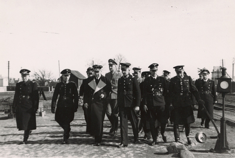 Saksa riigiminister dr Dorpmüller (ees vasakult 3.) koos saatjatega Tartu raudteega tutvumas.