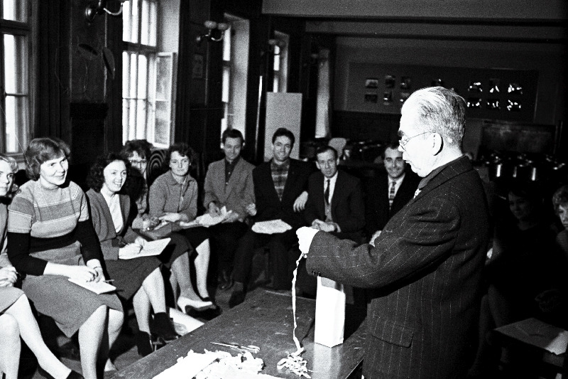 ETKVL-i dekoraatorite seminaril demonstreerib K.Ese pakendite valmistamist.