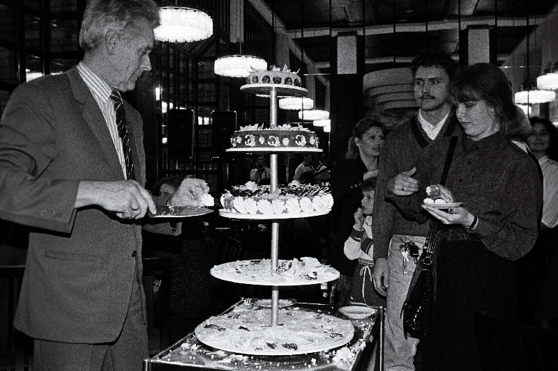 Jazzkaar'92 Sakala keskuses. Raimond Valgre sünniaastapäeva tähistamine, tordi söömine salongis Hitty-Bitty.