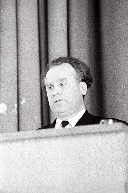 EKP Kalalaevastiku Komitee sekretär Nikolai Mitjurov, Eesti Energia saalis EKP Tallinna Linnakomitee III pleenumil ettekandega esinemas.