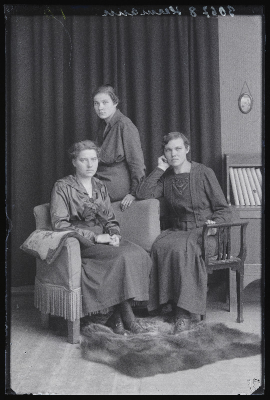 Grupp naisi, (foto tellija Hermann).