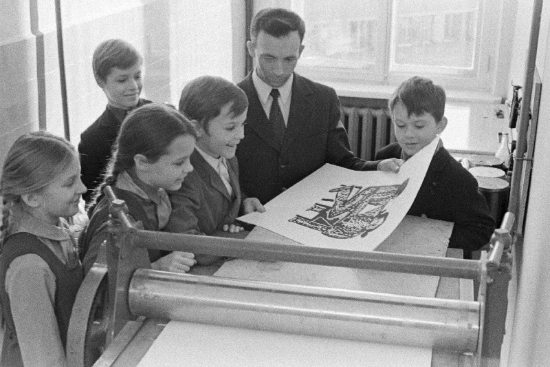 Sindi Keskkooli kunstiõpetaja Jakob Sutt oma õpilastega, temast  vasakul IV klassi õpilane 1973. a Varna rahvusvahelisel lastejoonistuste võistlusel Kuldpliiatsid esimese preemia ja kuldauhinna võitnud Peeter Põhhonin.