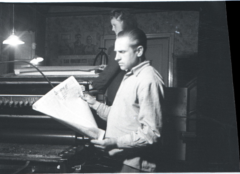 Trükkija Albert Silmberg kontrollib trükisoleva ajalehe Läänlane tehnilist kvaliteeti.