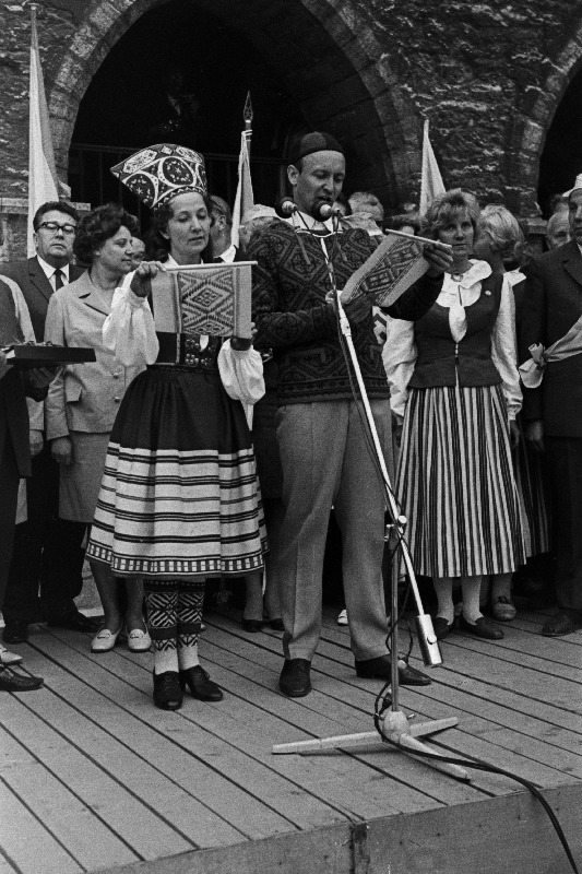 Eesti NSV XVII üldlaulupeo tuletervituse tseremoonial Raekoja platsil loevad tuletervituse ette näitlejad Ita Ever ja Mati Klooren.