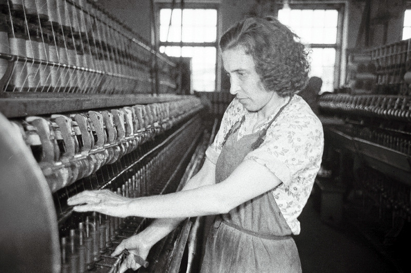 Viljandi linaketrus- ja kudumisvabriku ketraja Niina Naarits.