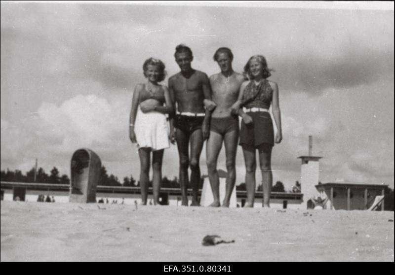 Helilooja Raimond Valgre (vaaakult 2.) oma sõpradega Pärnu rannal.