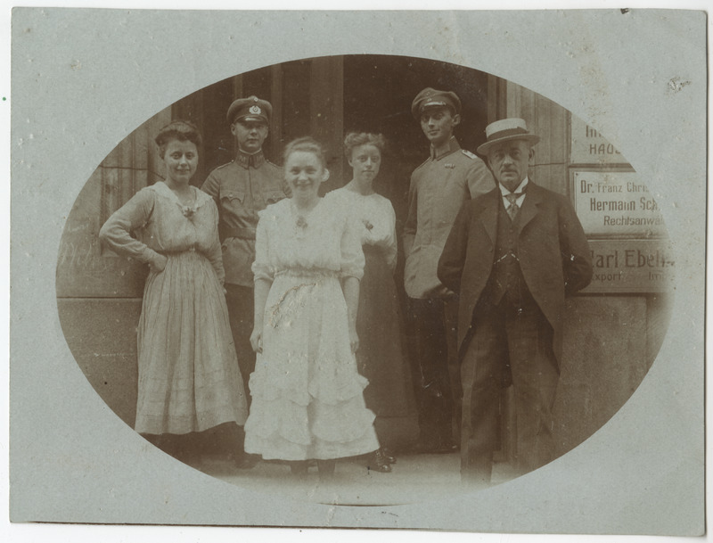 Veinikõrtsi omanik Decke tütarde ja määratlemata sõduritega