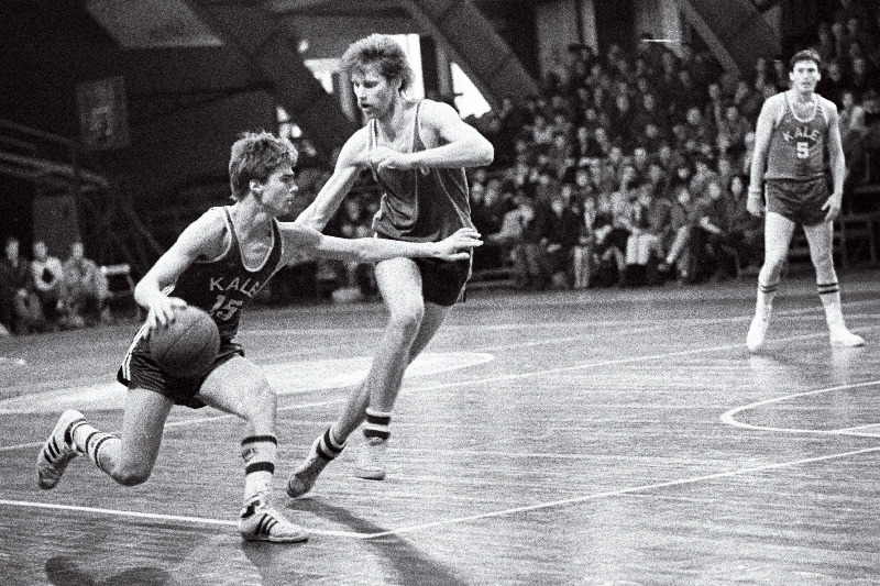 "Trudi" korvpallimeistrivõistlustel kohtuvad Tallinna "Kalev" ja Vilniuse "Statyba". Palliga Rauno Pehka. Paremal Peeter Grünthal.