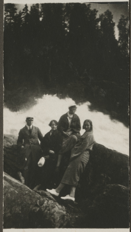 Eesti Naisüliõpilaste Seltsi ekskursioon Soome. Grupp osavõtjaid Imatra kose taustal