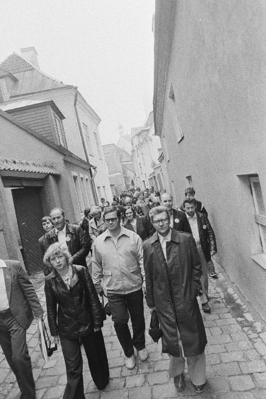 Saksa DV Schwerini ringkonnast sõprusrongiga saabunud delegatsioon tutvub Tallinna vanalinnaga.