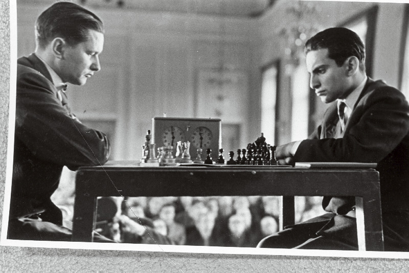 Malesuurmeister Paul Keres (vasakul) ja riialane Mihhail Tal.