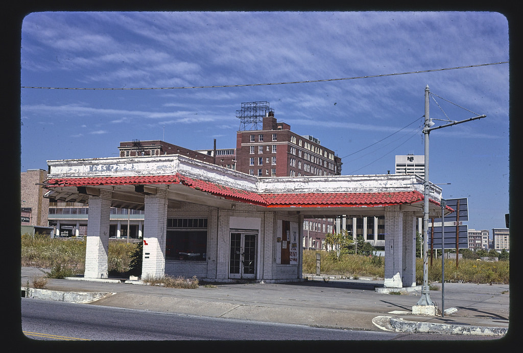 Old gas station, 2nd & Vance, Memphis, Tennessee (LOC)