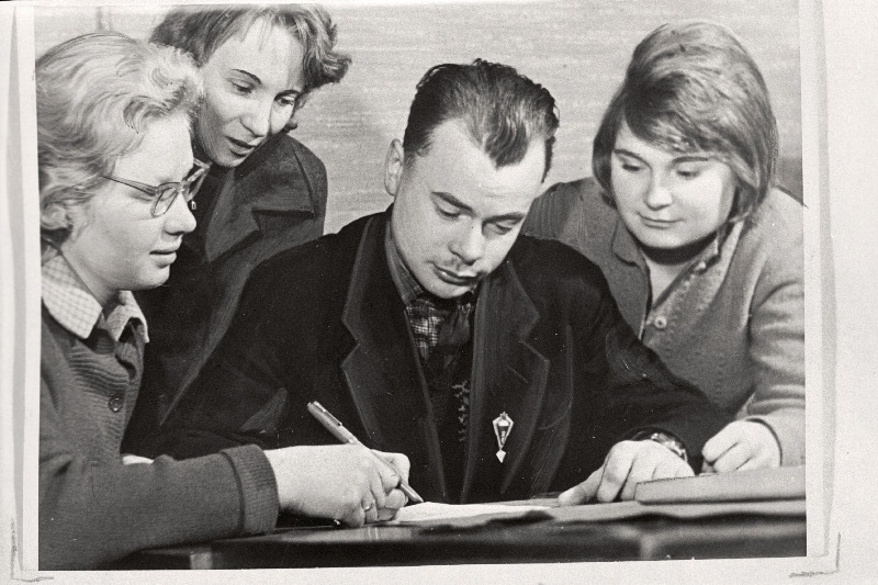 A. Sommerlingi nimelise sovhoosi noored (vasakult) Tiiu Vaiksar, Helgi Ilau, Vello Oja ja Eve Kiil uue aasta telegrammi Ukraina Pervoe Maja kolhoosi lülivanemale Nadežda Zogladale koostamas.