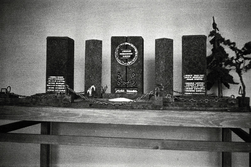 Maalikunstnik Rudolf  Sepa monumendikavand Tartu vaimutegelaste mälestuseks.