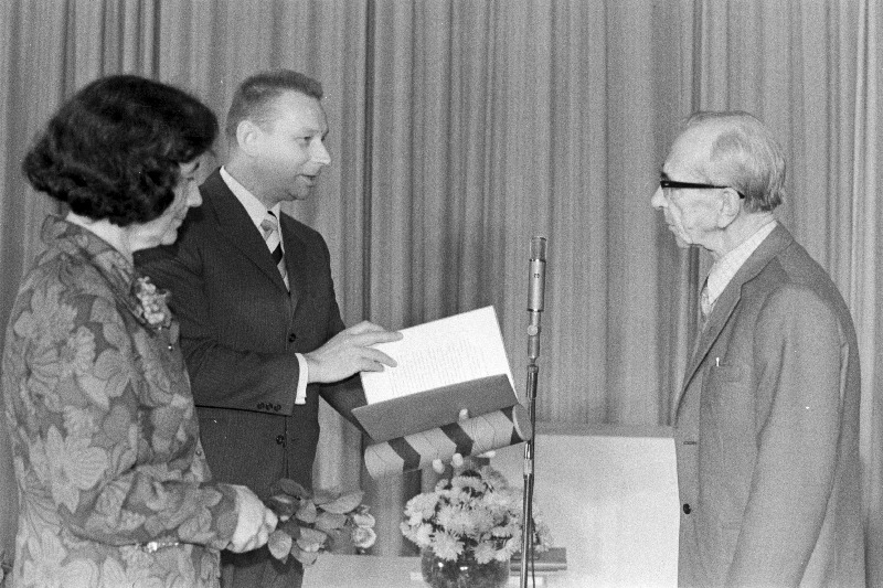 Eesti NSV Kirjanike Liidu juhatuse esimene sekretär Vladimir Beekman ja ENSV rahvakirjanik Debora Vaarandi ENSV rahvakirjanikule Mart Rauale 70. juubeli puhul NSVL Kirjanike Liidu juhatuse auaadressi üle andmas.
