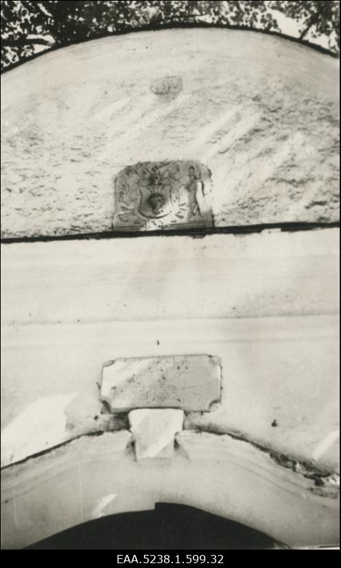 Grotenhjelmite vapikivi Pärnu-Jaagupi kalmistu kabeli frotoonil