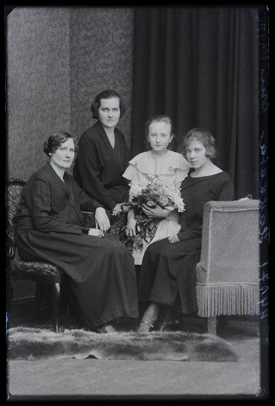 Grupp naisi, vasakult 4. Busch, (foto tellija Hakkaja).