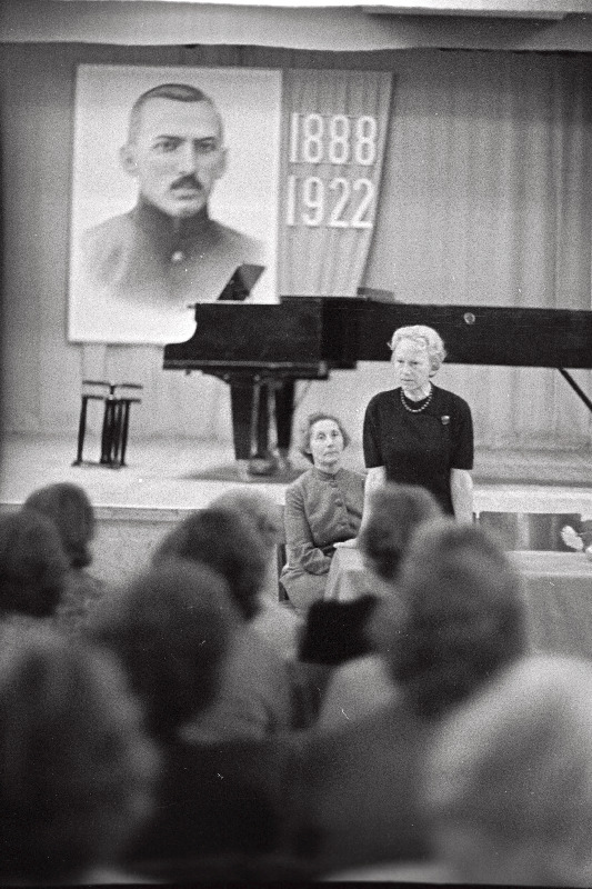 Revolutsionäär V. Kingissepale pühendatud temaatilisel õhtul "Lehekülgi suurest elust" V. Kingissepa nim. Tselluloosi -ja Paberikombinaadi klubis kõnelevad vanad revolutsionärid Olga Lauristin (paremal) ja Juliana Telman.