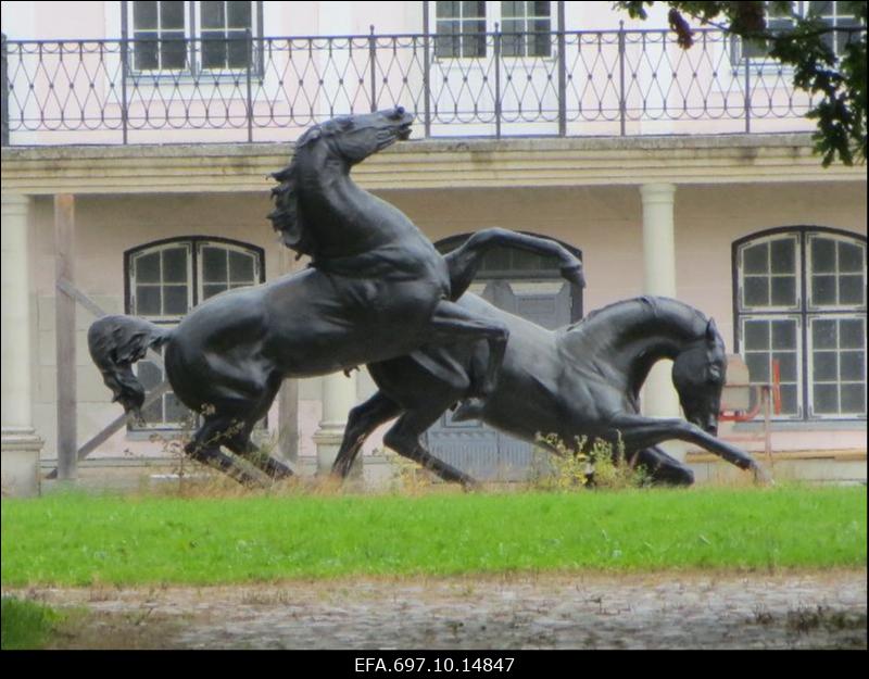 Päärdu mõis. Hobuste skulptuur mõisahoone ees.