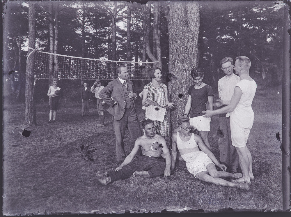 Seltskond Koitjärve võrkpalliväljakul. Paremal Otto Puuman (Ott Puuraid).