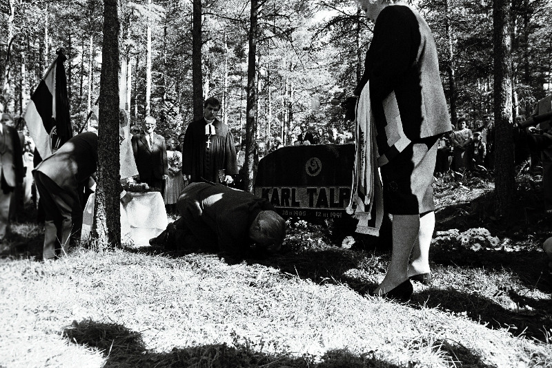 Jalaväe Rügement 200 kapteni Karl Talpaki ümbermatmine kodumaa mulda Metsakalmistul.